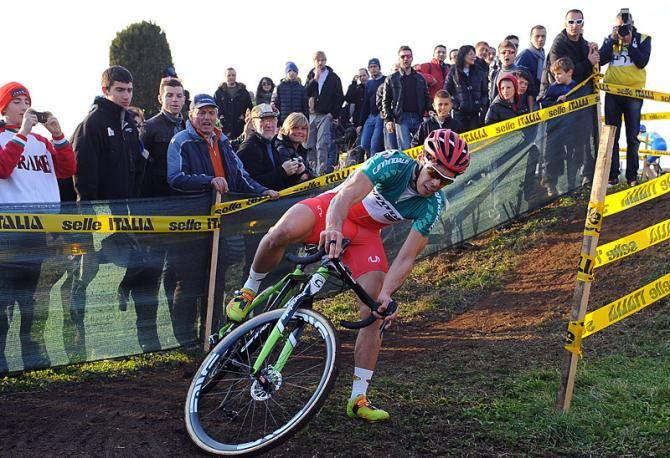Italian 'cross champion Marco Aurelio Fontana (Cannondale) dabs on one of the course's many corners.