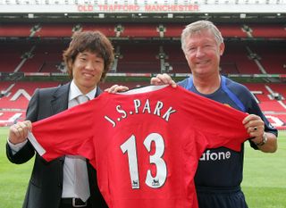 Sir Alex Ferguson unveils Park Ji-sung at Manchester United in 2005