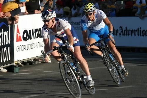 Frederic Finot (FDJeux.com) leads David McKenzie (United Water) on an attempted breakaway