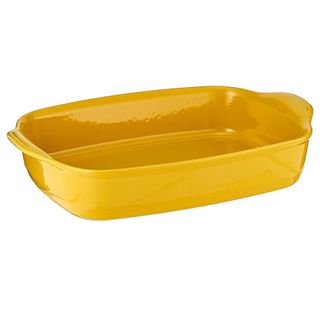 A yellow baking dish