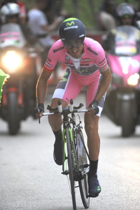 The maglia rosa Be&ntilde;at Intxausti fights to keep his jersey