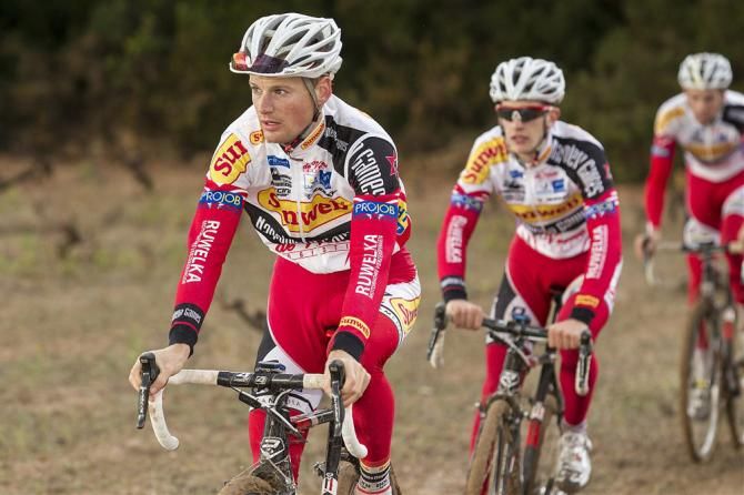 Kevin Pauwels puts in some time on the 'cross bike with his Sunweb-Napoleon Games teammates at a mid-season training camp in Spain