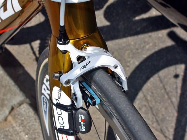 Magnesium TRP R970 dual-pivot brake calipers are fitted with carbon-specific pads.