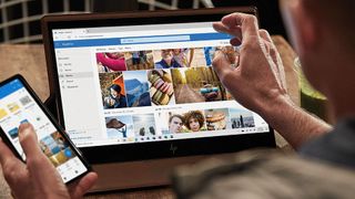 Henkilö käyttää OneDrivea puhelimella ja tabletilla