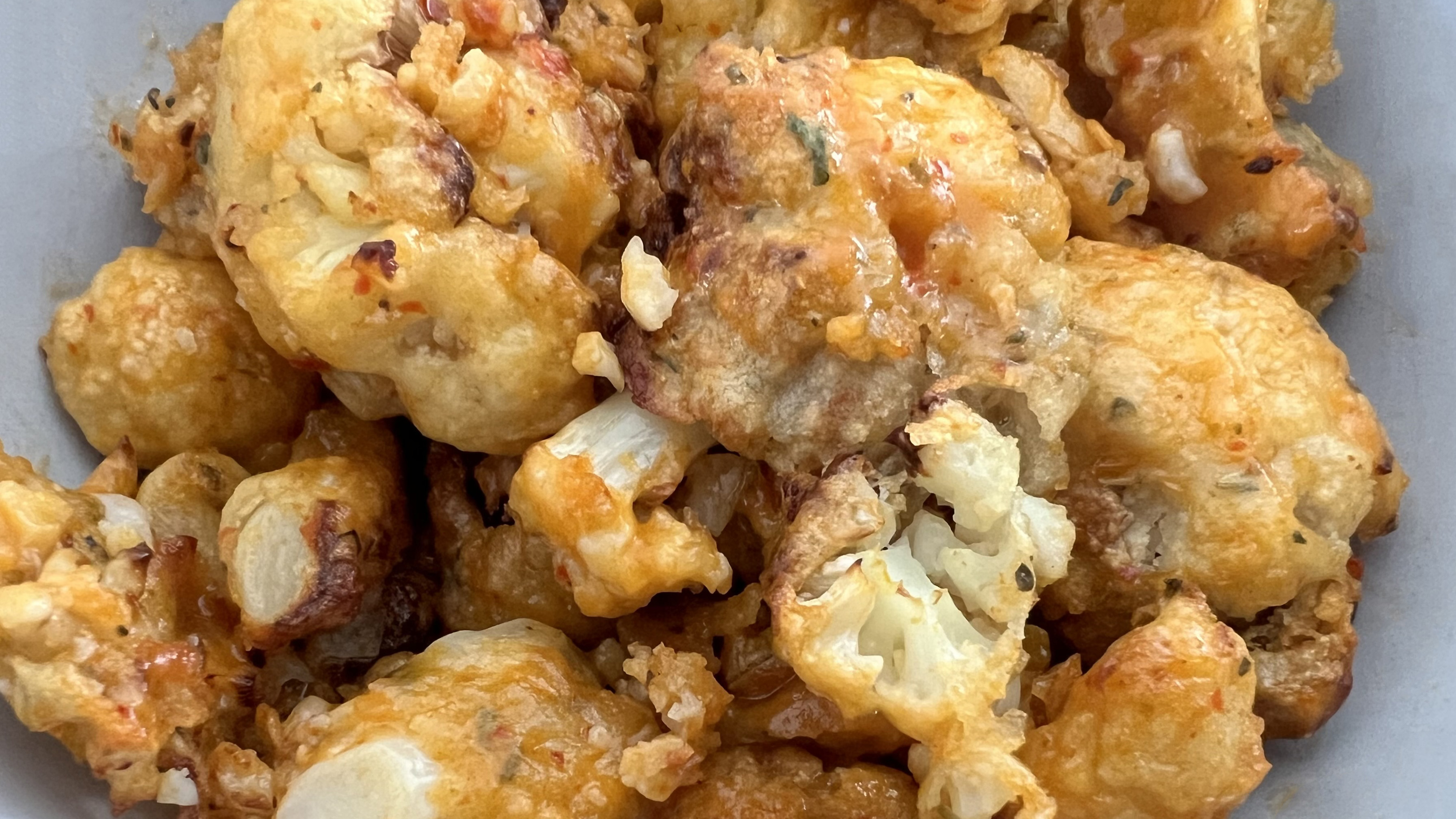 These Buffalo air fryer cauliflower bites taste just like chicken