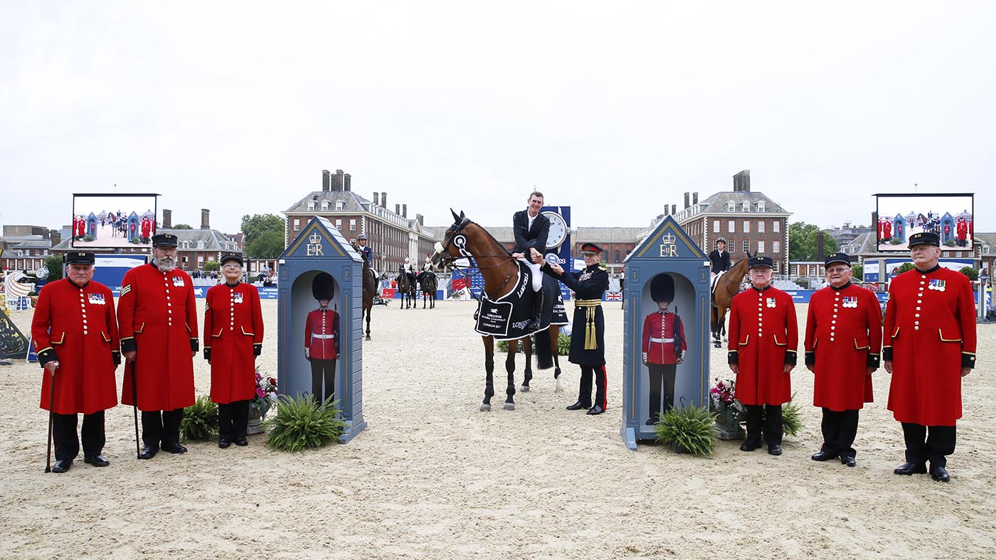 General Sir Adrian Bradshaw, Governor of Royal Hospital Chelsea presents the prize to Jos Veerloy on Jacobien Dwerse Hagen