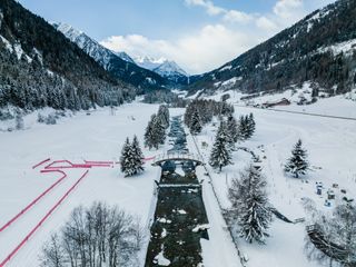 De rivier verdeelt de loop van de Val di Sol