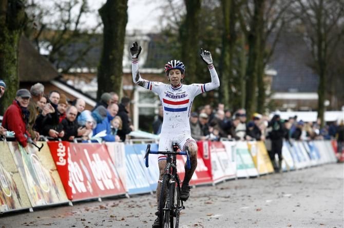 Helen Wyman (Kona) celebrates her victory at Superprestige Gieten.