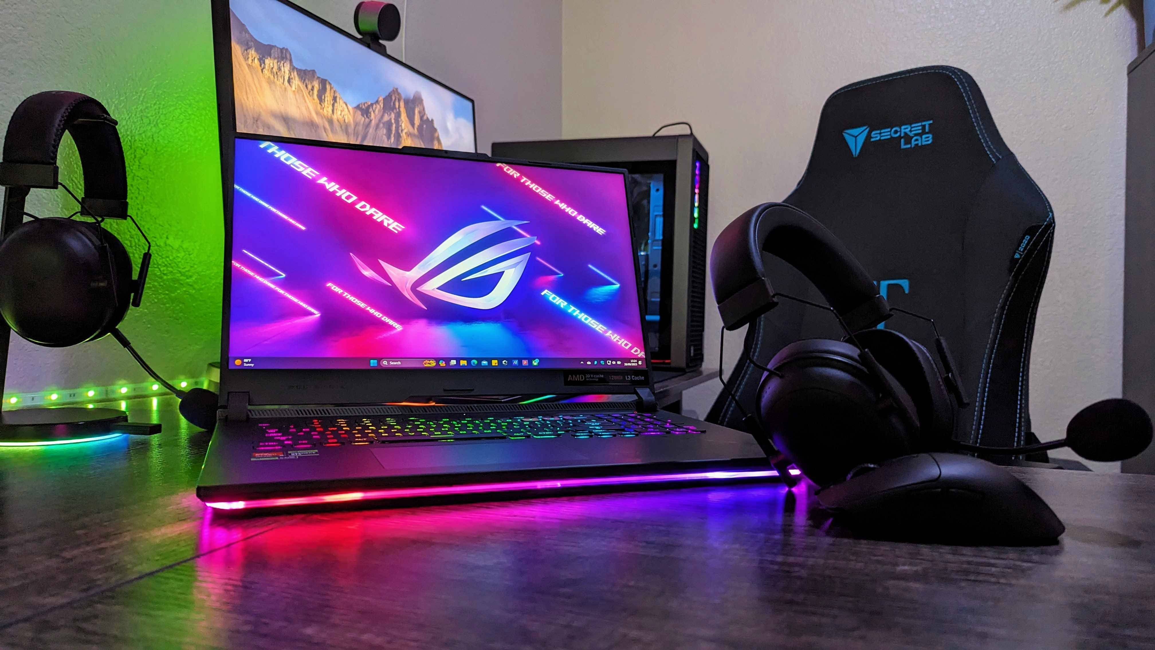 ASUS 17.3 ROG Strix Gaming Laptop, AMD Ryzen 9 7945HX - 16GB RAM - NVIDIA  GeForce RTX 4060 - 2TB SSD in Black