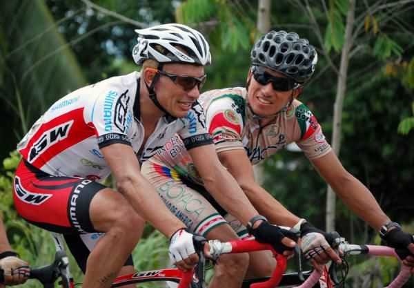 Marlon Perez and Ivan Casas share a word or two during stage 10