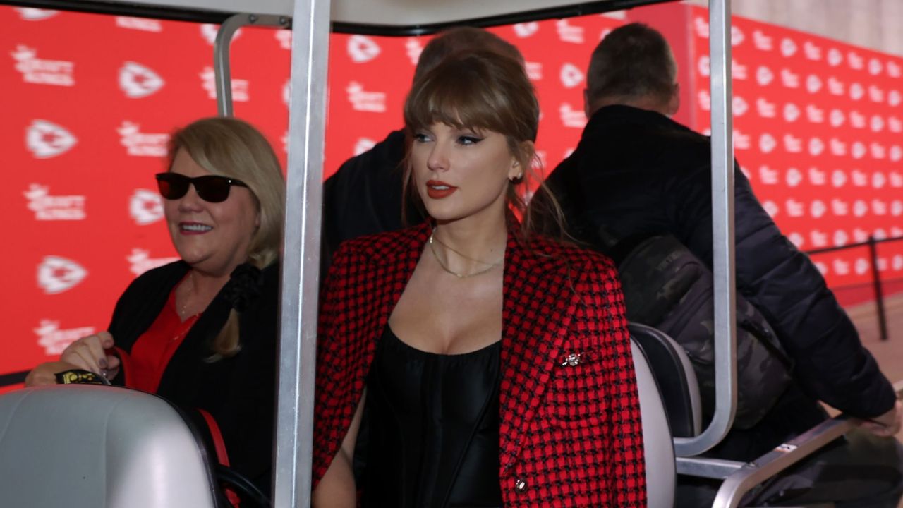 Taylor Swift arrives with mum Andrea at a Kansas City Chiefs game