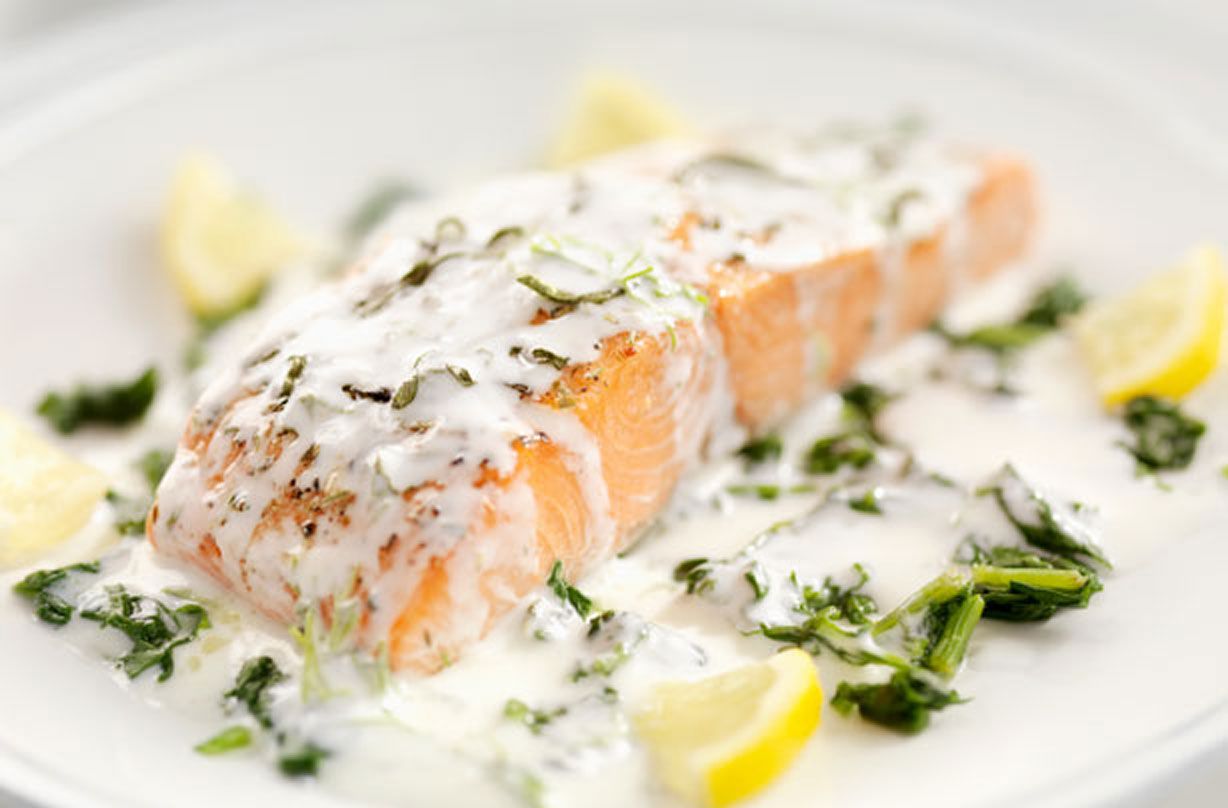 Salmon with tarragon and mushroom sauce