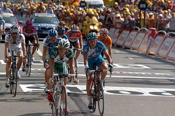 Sebastien Hinault (CA) wins the sprint for fifth