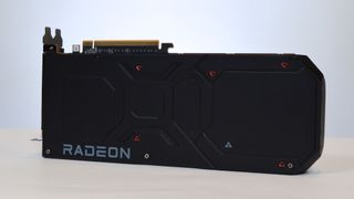 Une AMD Radeon RX 7900 XTX sur une table avec une toile de fond blanche.