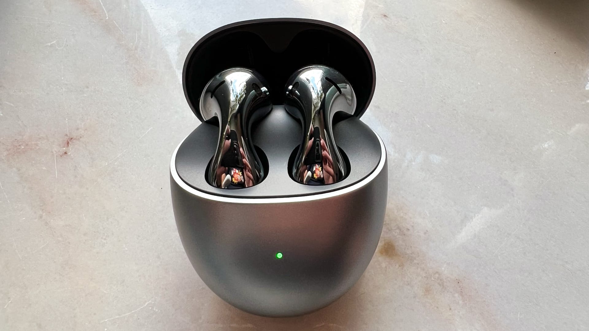 Huawei Freebuds 5 mot marmorbord