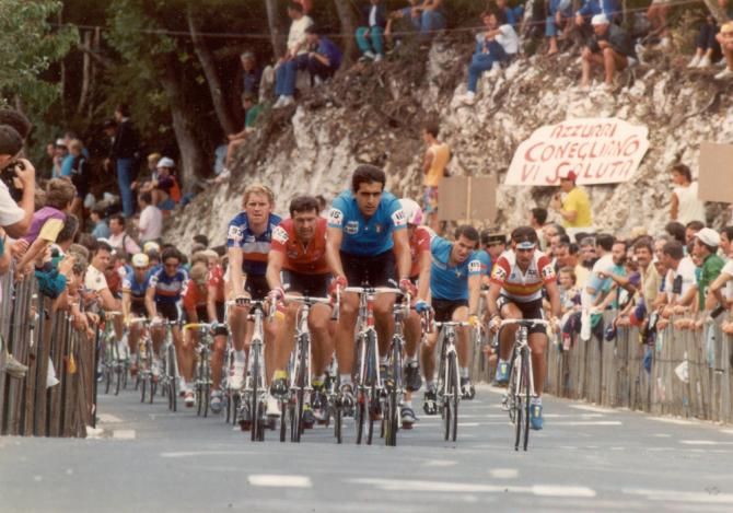 1989 Worlds: Franco Ballerini (Italy) sets tempo in the pro men's championship race in Chamb&eacute;ry, France