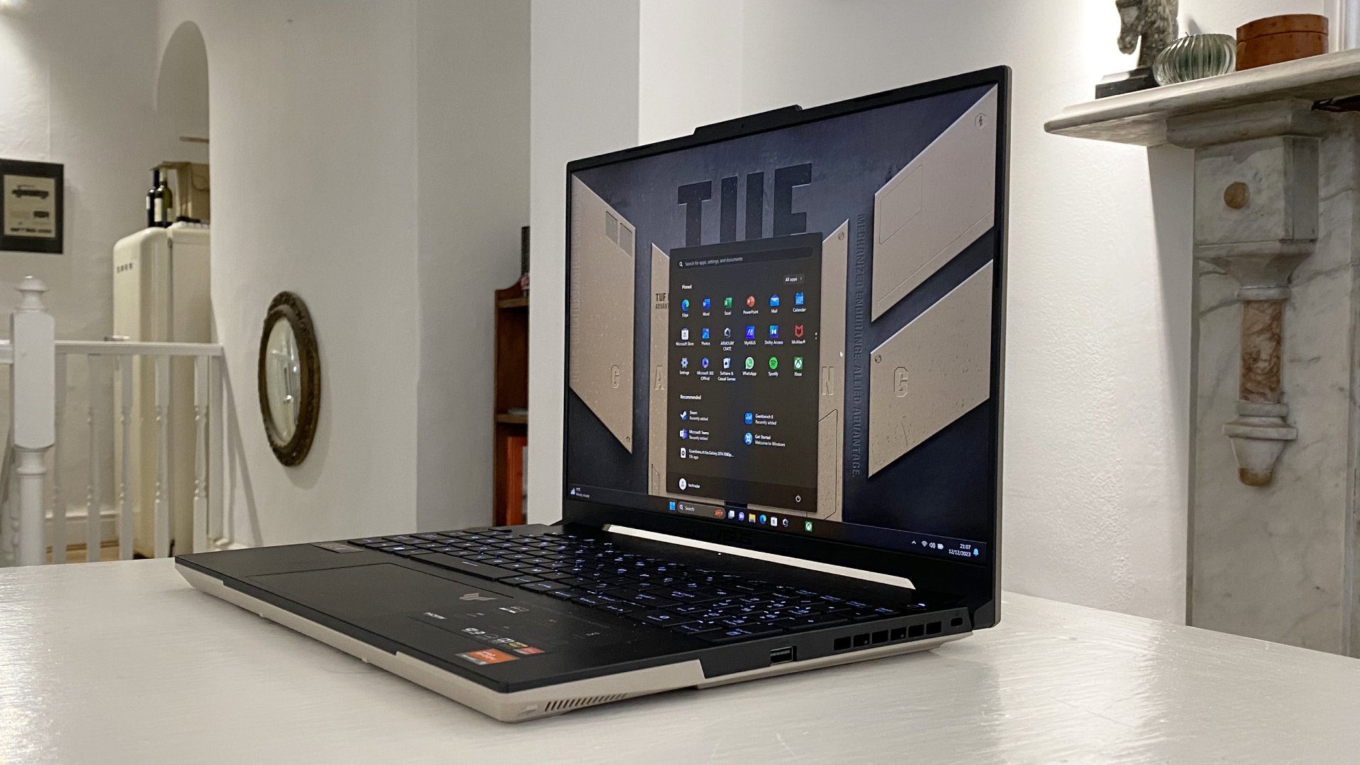 ASUS TUF Gaming A16 Advantage Edition 遊戲筆記型電腦放在櫃檯上，蓋子打開