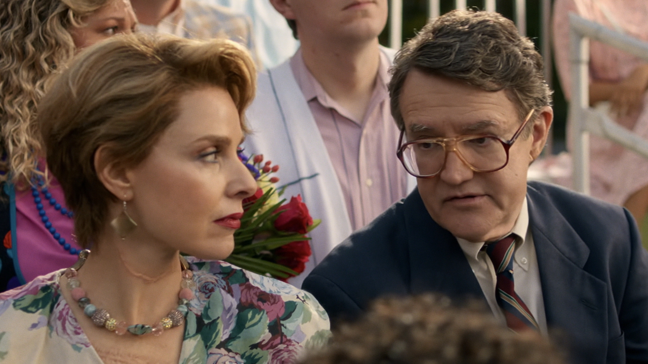 Ted en Karen Wheeler bij hun middelbare schooldiploma in de finale van seizoen 5 van Stranger Things