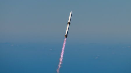 Blue Origin's New Glenn rocket launches NASA's ESCAPADE Mars mission on Nov. 13, 2025.