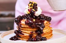 Lily Vanilli's pancakes with blueberries