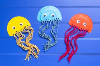 Jellyfish under the sea crafts made from paper plates and yarn