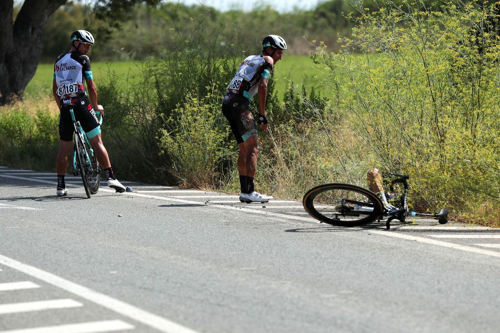 ALTO DE LA MONTAA DE CULLERA SPAIN AUGUST 19 Robert Stannard of Australia and Andrey Zeits of Kazahkstan and Team BikeExchange involved in a crash during the 76th Tour of Spain 2021 Stage 6 a 1583km stage from Requena to Alto de la Montaa de Cullera 184m lavuelta LaVuelta21 on August 19 2021 in Alto de la Montaa de Cullera Spain Photo by Gonzalo Arroyo MorenoGetty Images