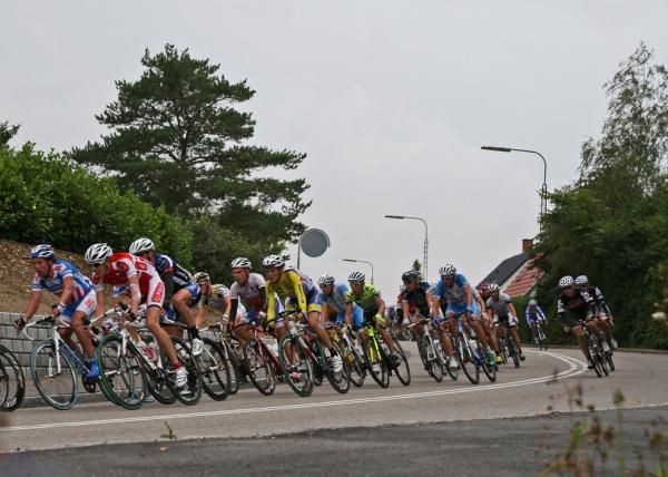 The bunch take a sweeping corner