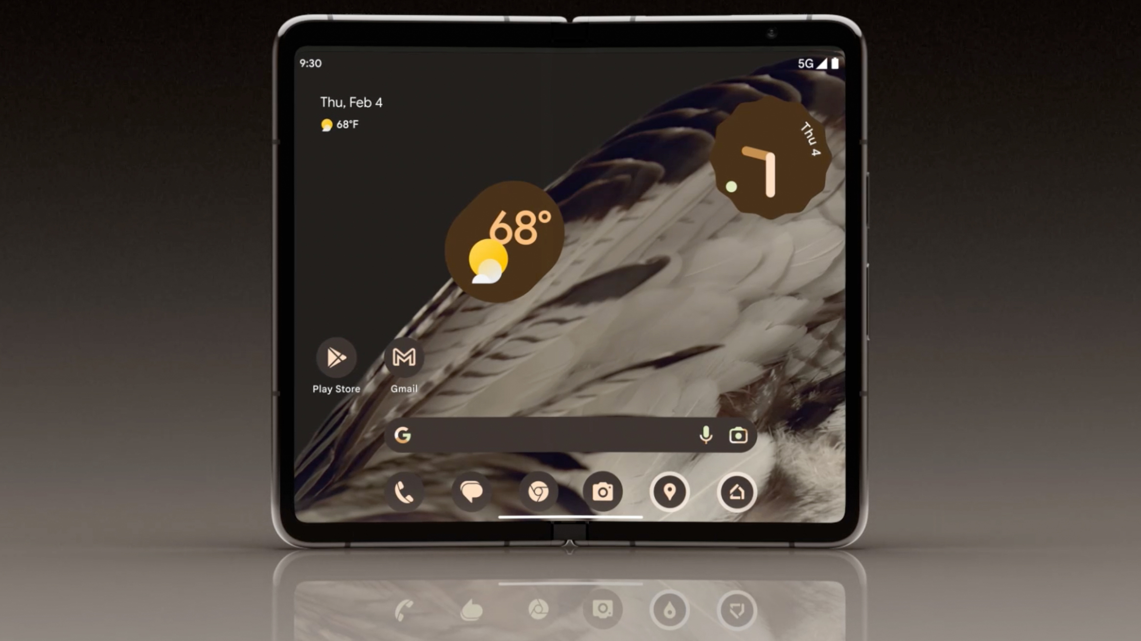 Google Pixel Fold mostrado en video promocional con pantalla abierta