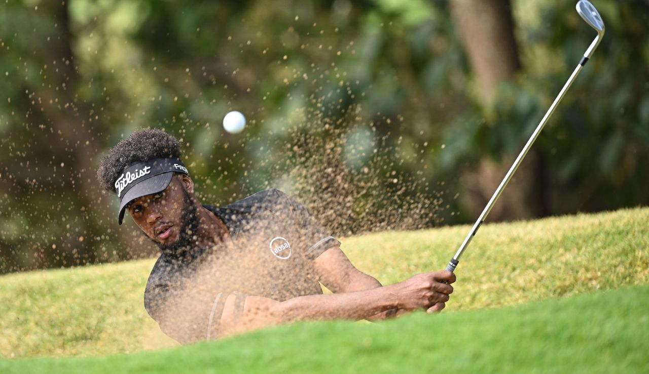 Mutahi Kibugu hits a bunker shot