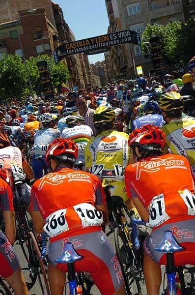 The peloton await the things to come.