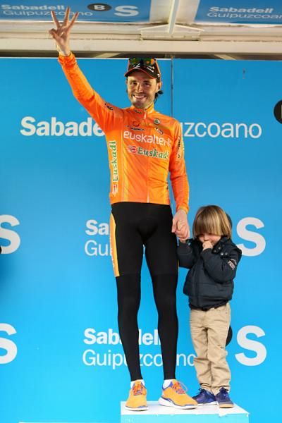 Stage 3 winner Sammy Sanchez (Euskaltel-Euskadi) on the podium with his son.