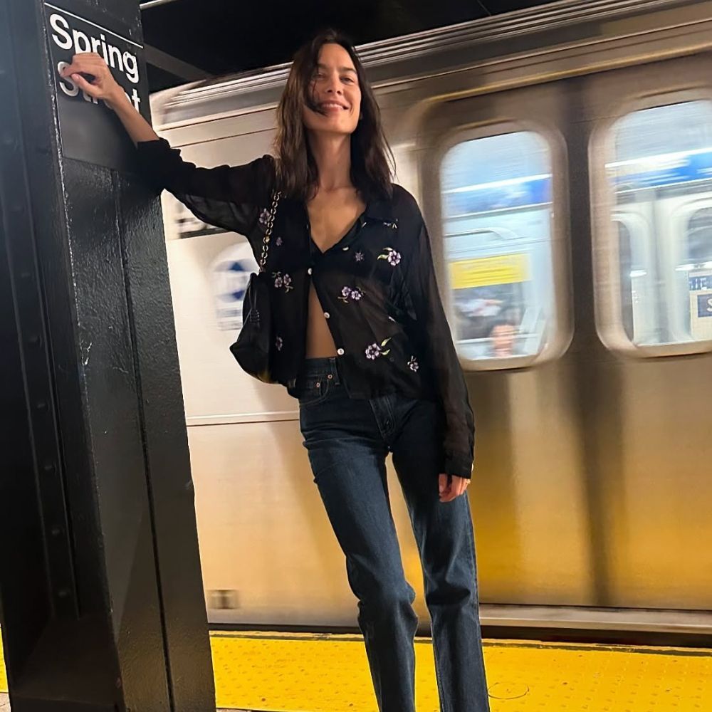 According to Alexa Chung, Skinny Jeans Feel Right Again-Her Flat Shoe Choice Makes Them Look Chic