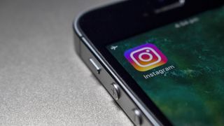 免费Instagram字体：关闭Instagram图标在电话上