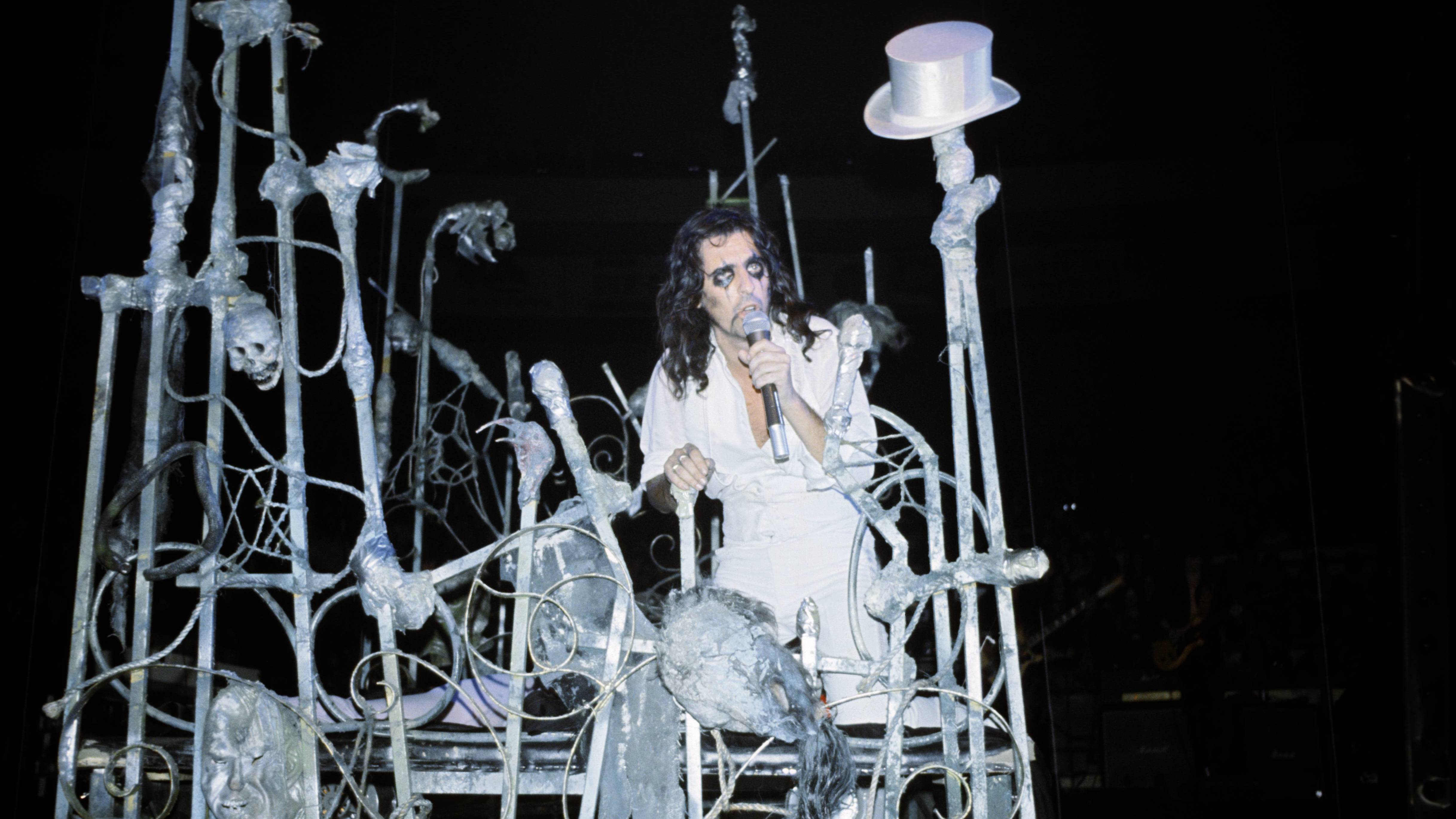 MADISON SQUARE GARDEN Photo of Alice COOPER , 1976