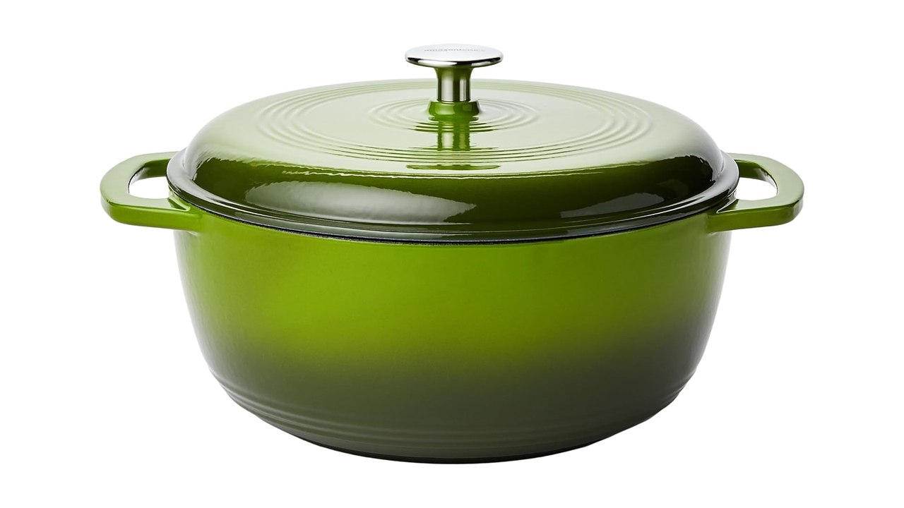 Amazon Basics Dutch oven in pink
