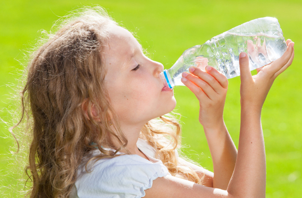 kids drink water