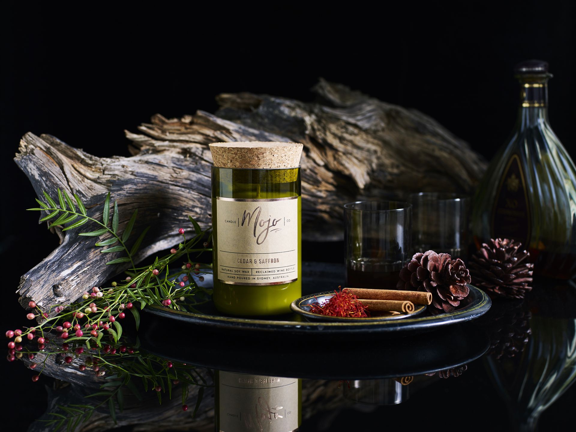 Lilin Kedelai dalam Gelas Anggur yang Didaur Ulang oleh Upcycle Studio