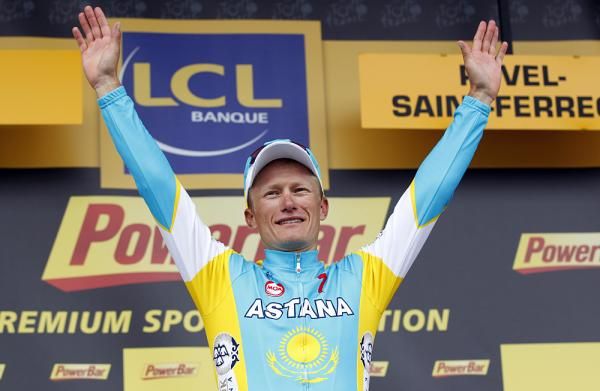Alexander Vinokourov celebrates on the podium in Revel.