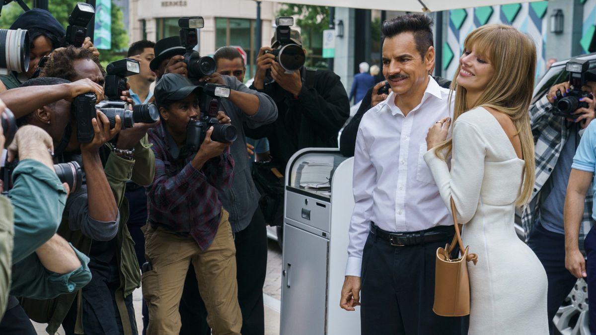 Eugenio Derbez and Samara Weaving posing in front of the paps in The Valet