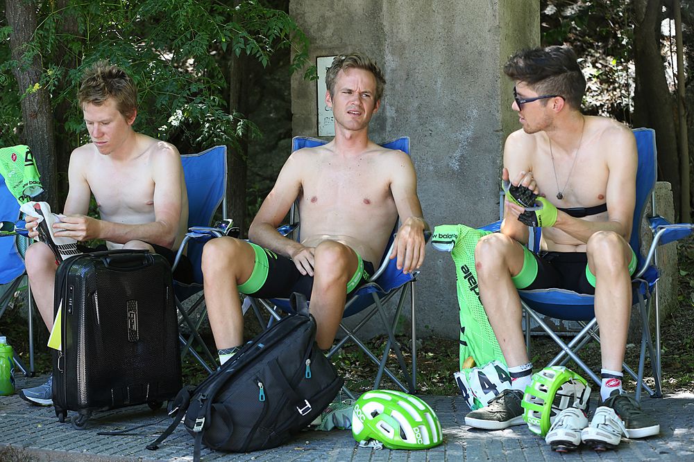 The Cannondale riders await the start