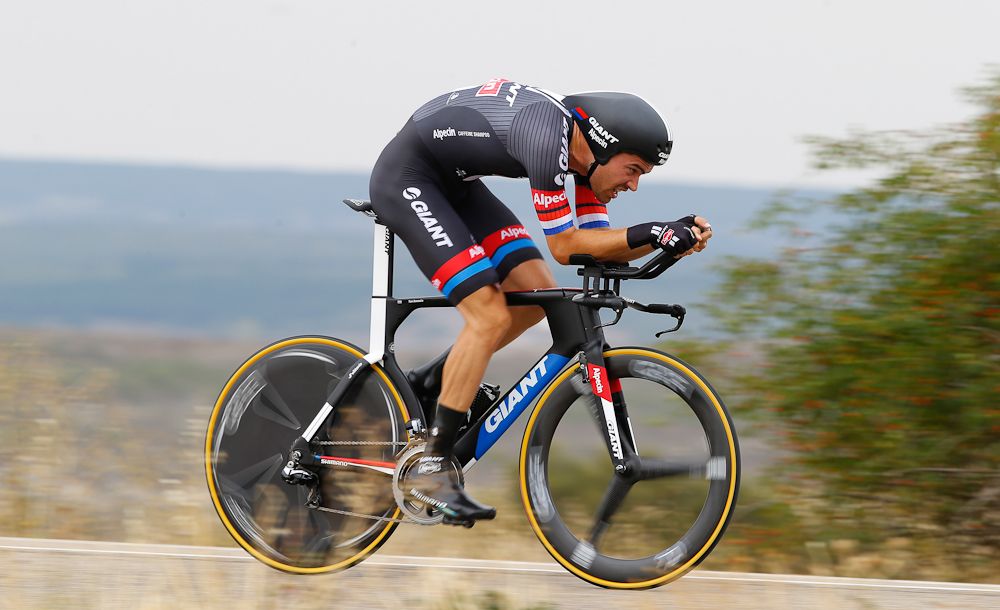 Tom Dumoulin on his way to winning the stage 17 time trial at the 2015 Vuelta a Espana.