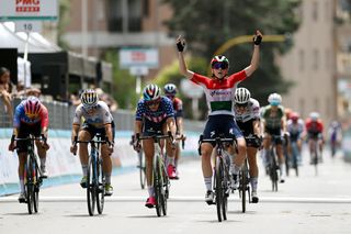 Blanka Vas (Team SD Worx) won stage 8 of the Giro d'Italia Donne, beating Chloé Dygert (Canyon-SRAM) and Liane Lippert (Movistar Team)