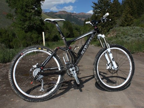 The Scott Genius and Spark frames are essentially unchanged for 2010 save for some tweaked shock internals and a new Twinloc remote lever.