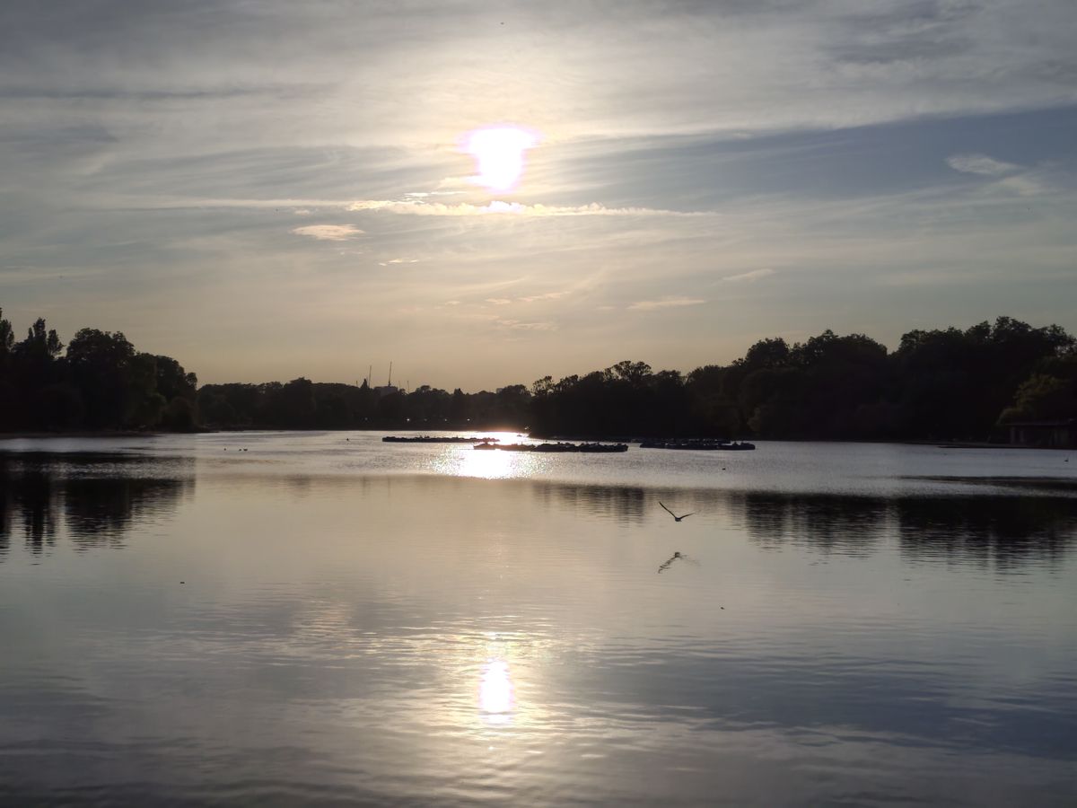 A camera sample taken on the Motorola Edge 70 Fusion, showing a sunset over a lake.