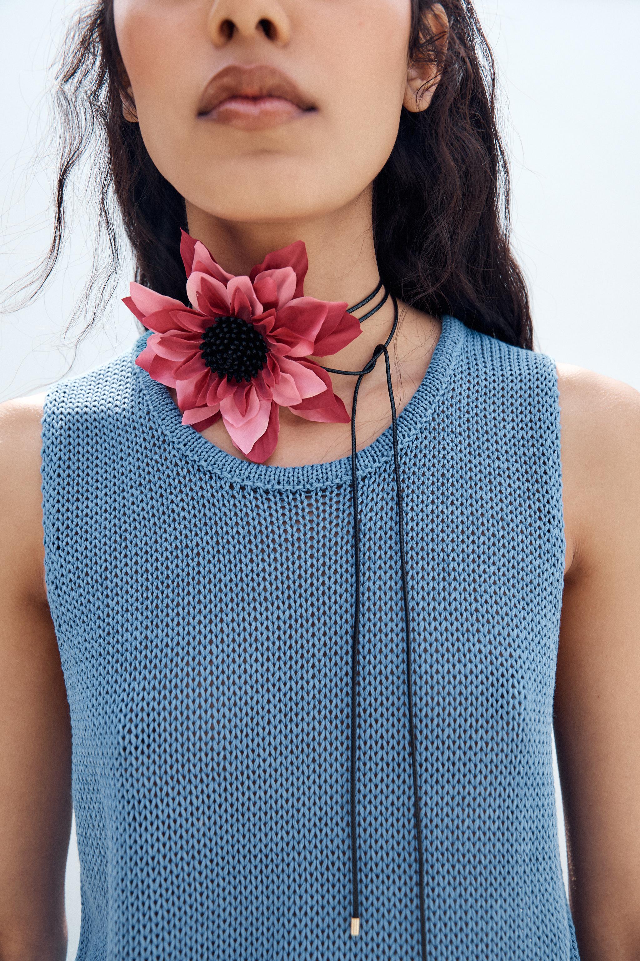 Contrast Flower Rope Necklace