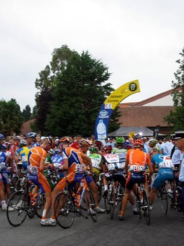 The Rabo riders look up to something at the start in Cambo-les-Bains