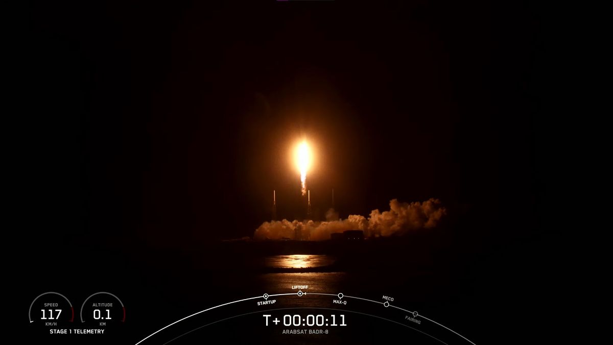 SpaceX pone en órbita el satélite Arabsat Badr-8, un cohete terrestre hacia el mar