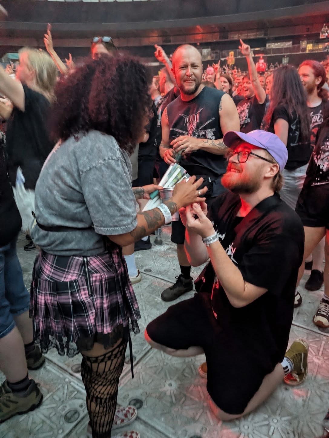 an image of Saskia being proposed to by her boyfriend during the concert