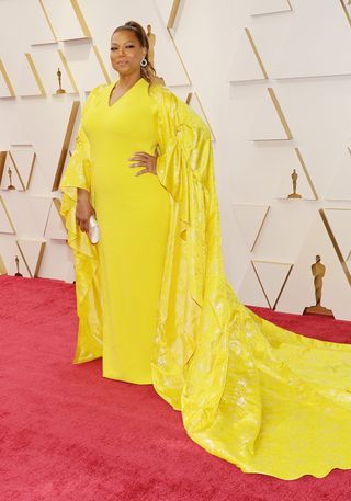 Queen Latifah wearing a yellow gown at the oscars