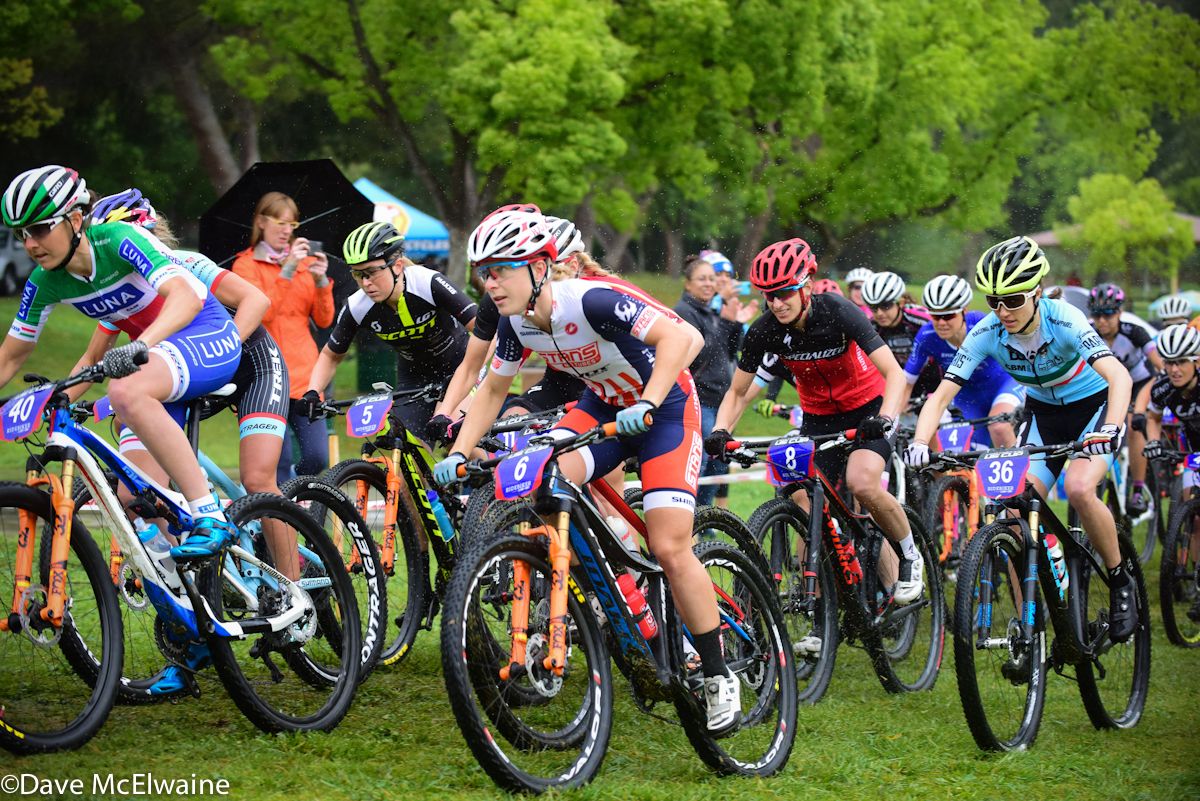 Eva Lechner (Luna) and USA Champion Chloe Woodruff (Stans NoTubes-Pivot) lead out the pro women at the start